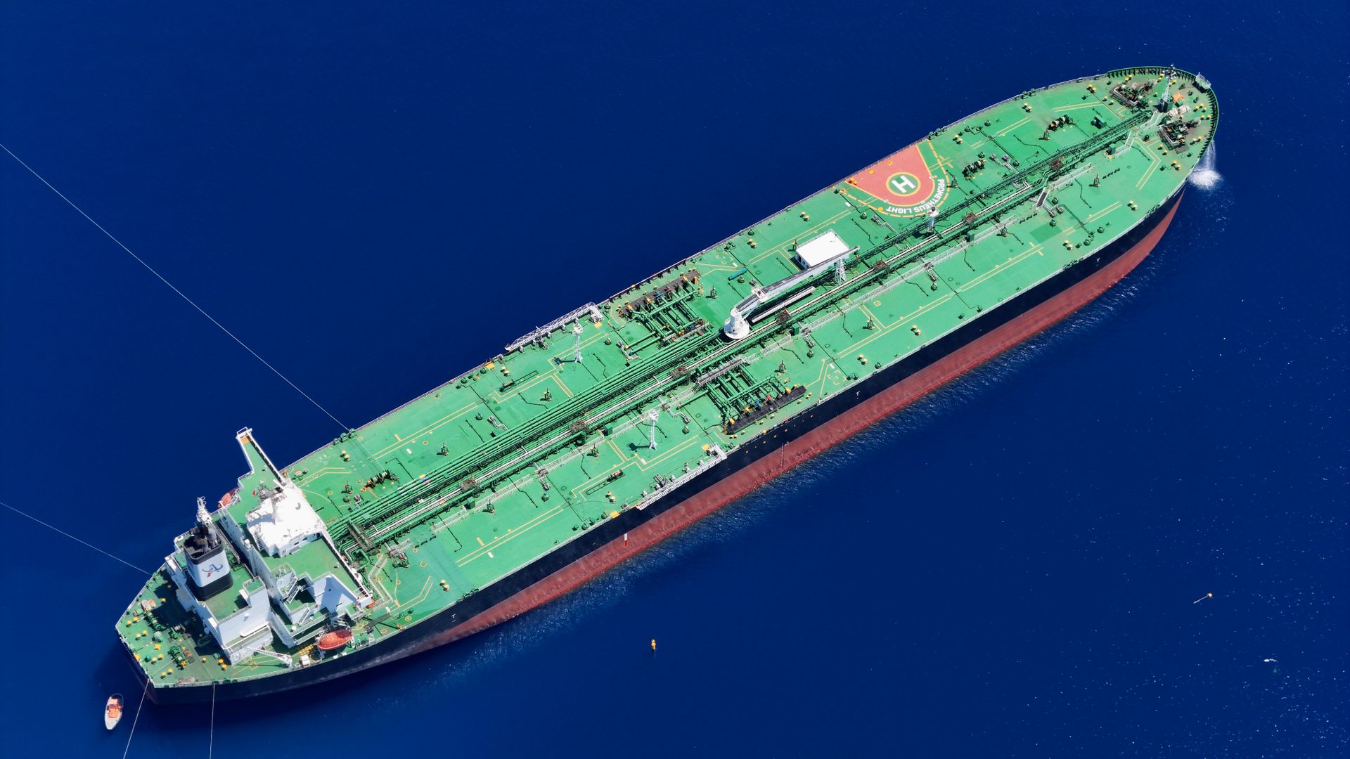 Vista aérea de un buque tanque de combustible en alta mar